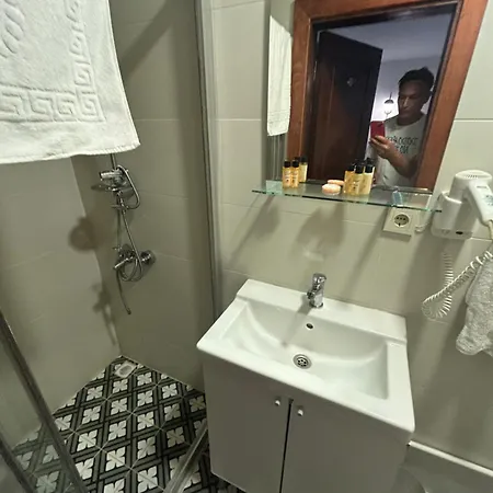 אכסניה Constatntinos *